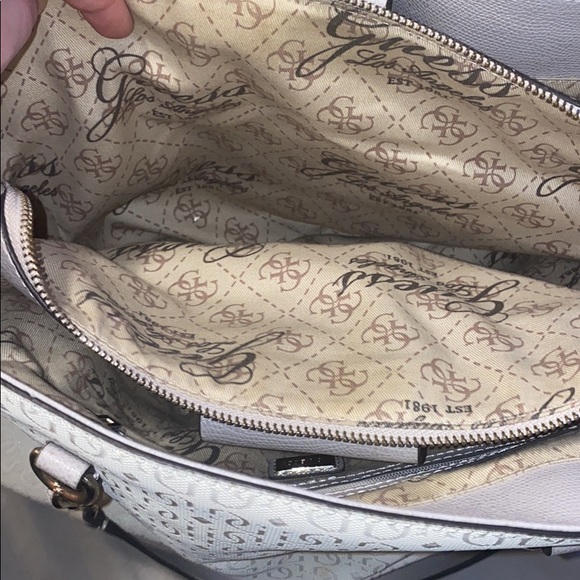 Guess purse - Picture 4 of 6